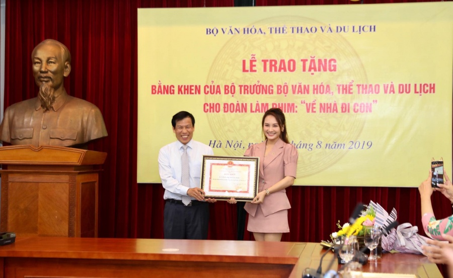 Ê kíp phim "Về nhà đi con" nhận bằng khen của Bộ Văn hóa e kip phim ve nha di con nhan bang khen cua bo van hoa