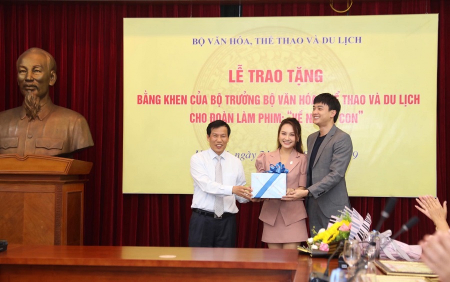 Ê kíp phim "Về nhà đi con" nhận bằng khen của Bộ Văn hóa e kip phim ve nha di con nhan bang khen cua bo van hoa