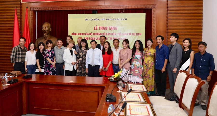 Ê kíp phim "Về nhà đi con" nhận bằng khen của Bộ Văn hóa e kip phim ve nha di con nhan bang khen cua bo van hoa