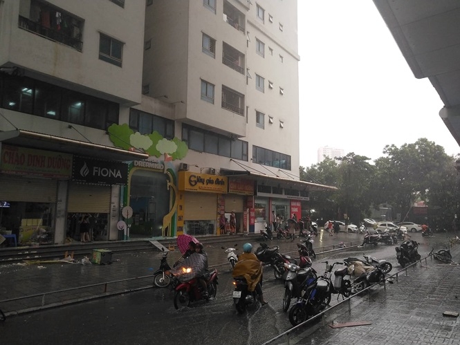Cơn dông kinh hoàng thổi bay người, quật ngã nhiều cây xanh ở Hà Nội con dong kinh hoang thoi bay nguoi quat nga nhieu cay xanh o ha noi