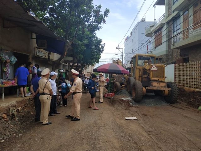 trung ta cong an bi xe ui can tu vong khi dang kiem tra ong nuoc