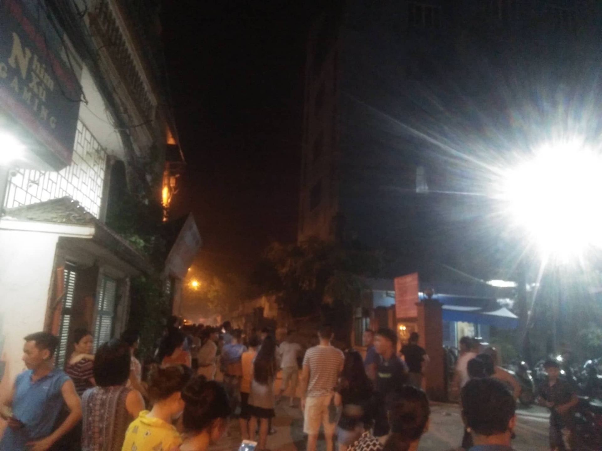 Đang cháy dữ dội tại Công ty phích nước Rạng Đông dang chay du doi tai cong ty phich nuoc rang dong