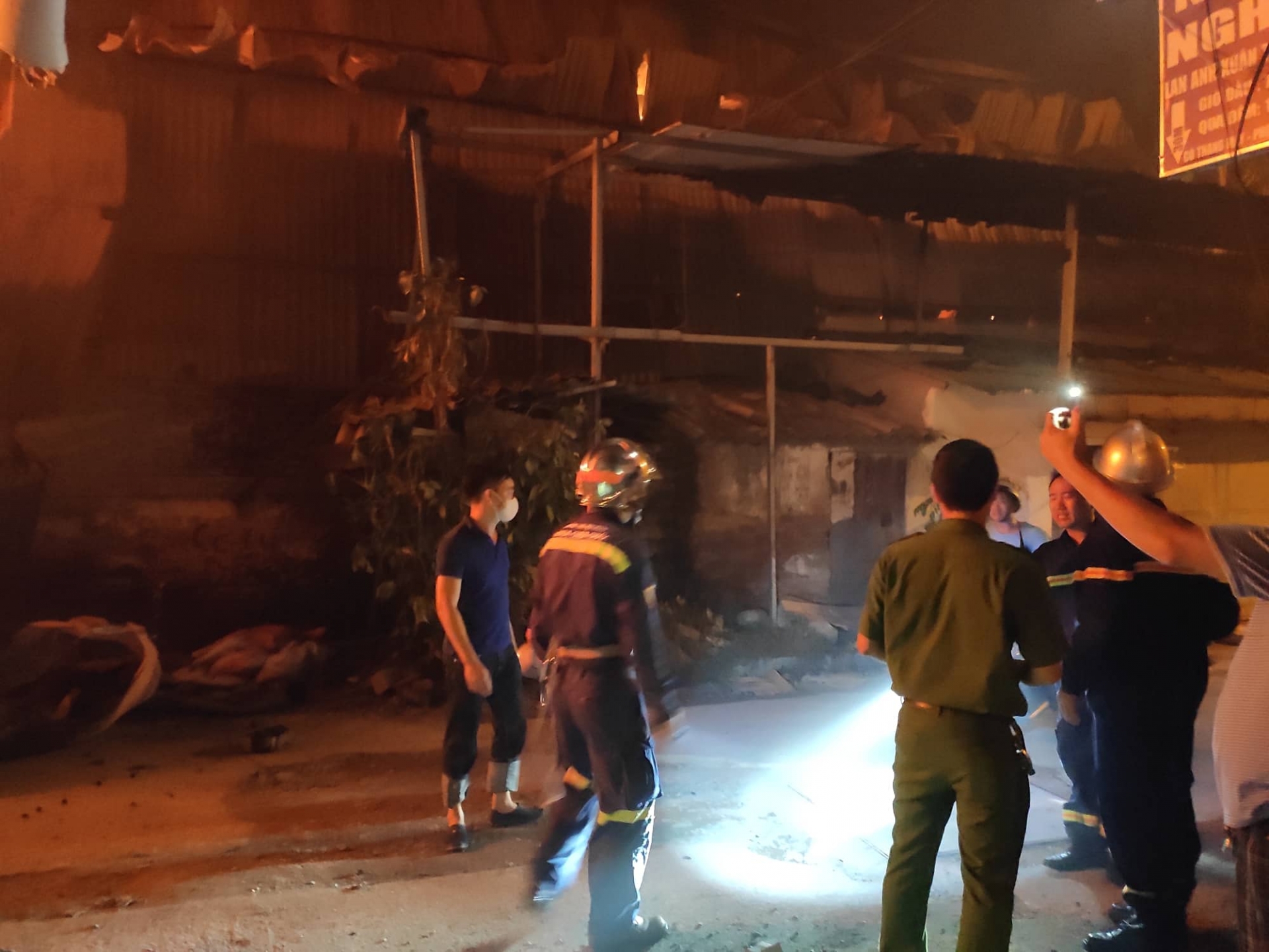 Đang cháy dữ dội tại Công ty phích nước Rạng Đông dang chay du doi tai cong ty phich nuoc rang dong