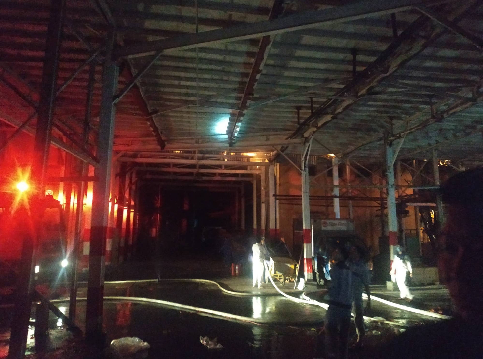 Đang cháy dữ dội tại Công ty phích nước Rạng Đông dang chay du doi tai cong ty phich nuoc rang dong
