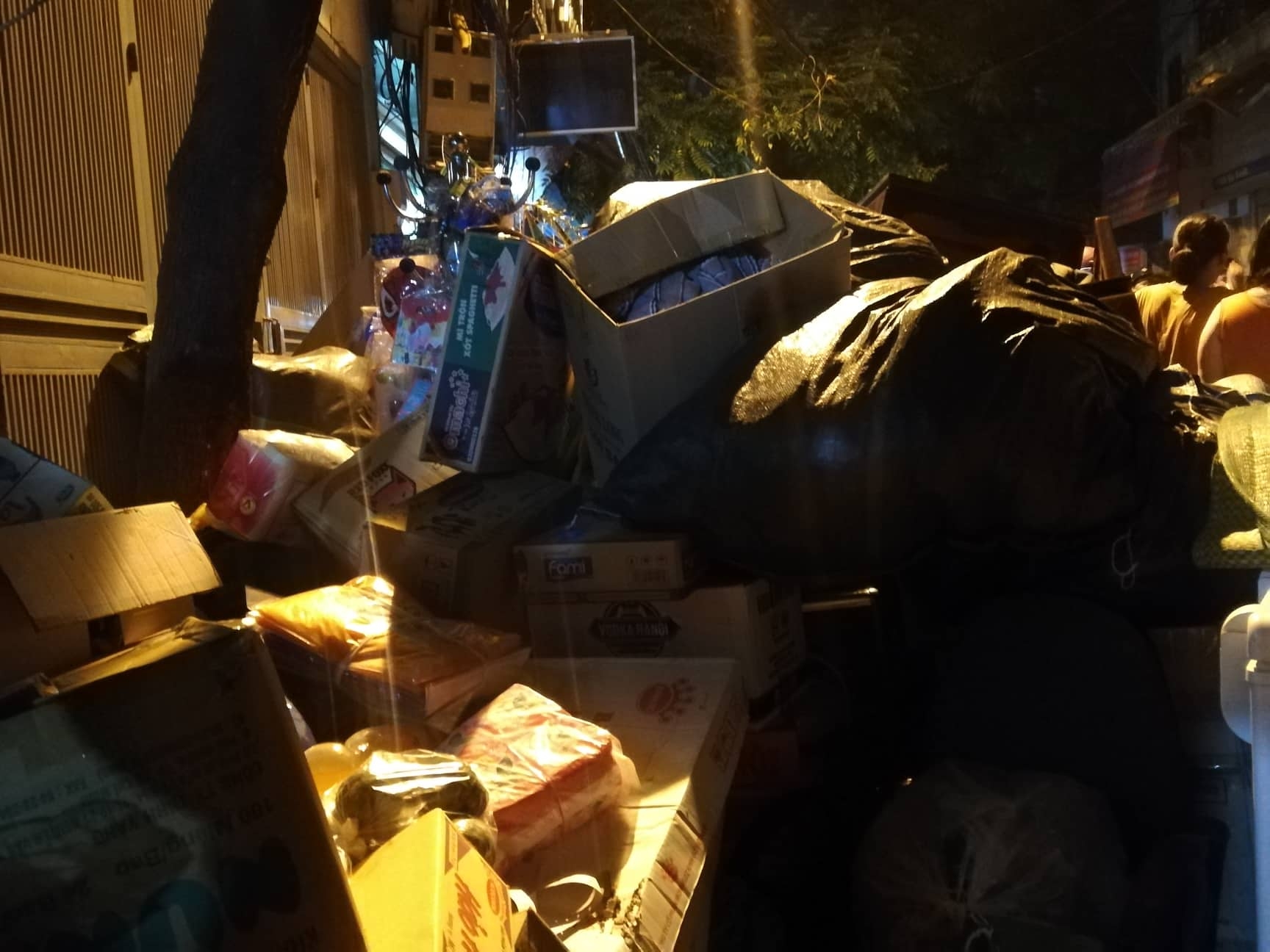 Cháy Công ty phích nước Rạng Đông: Người dân hoảng loạn di dời đồ đạc trong đêm chay cong ty nuoc rang dong nguoi dan hoang loan di doi do dac trong dem