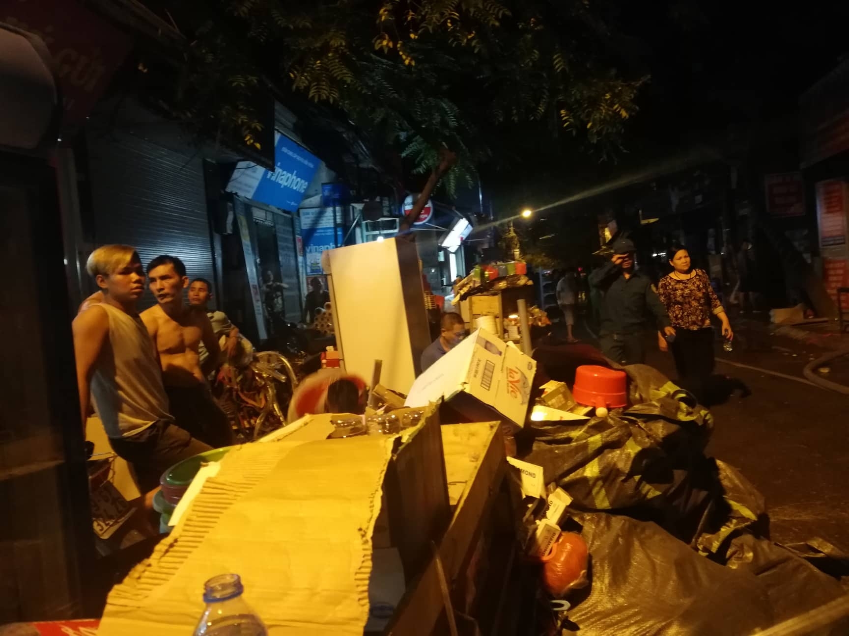 Cháy Công ty phích nước Rạng Đông: Người dân hoảng loạn di dời đồ đạc trong đêm chay cong ty nuoc rang dong nguoi dan hoang loan di doi do dac trong dem