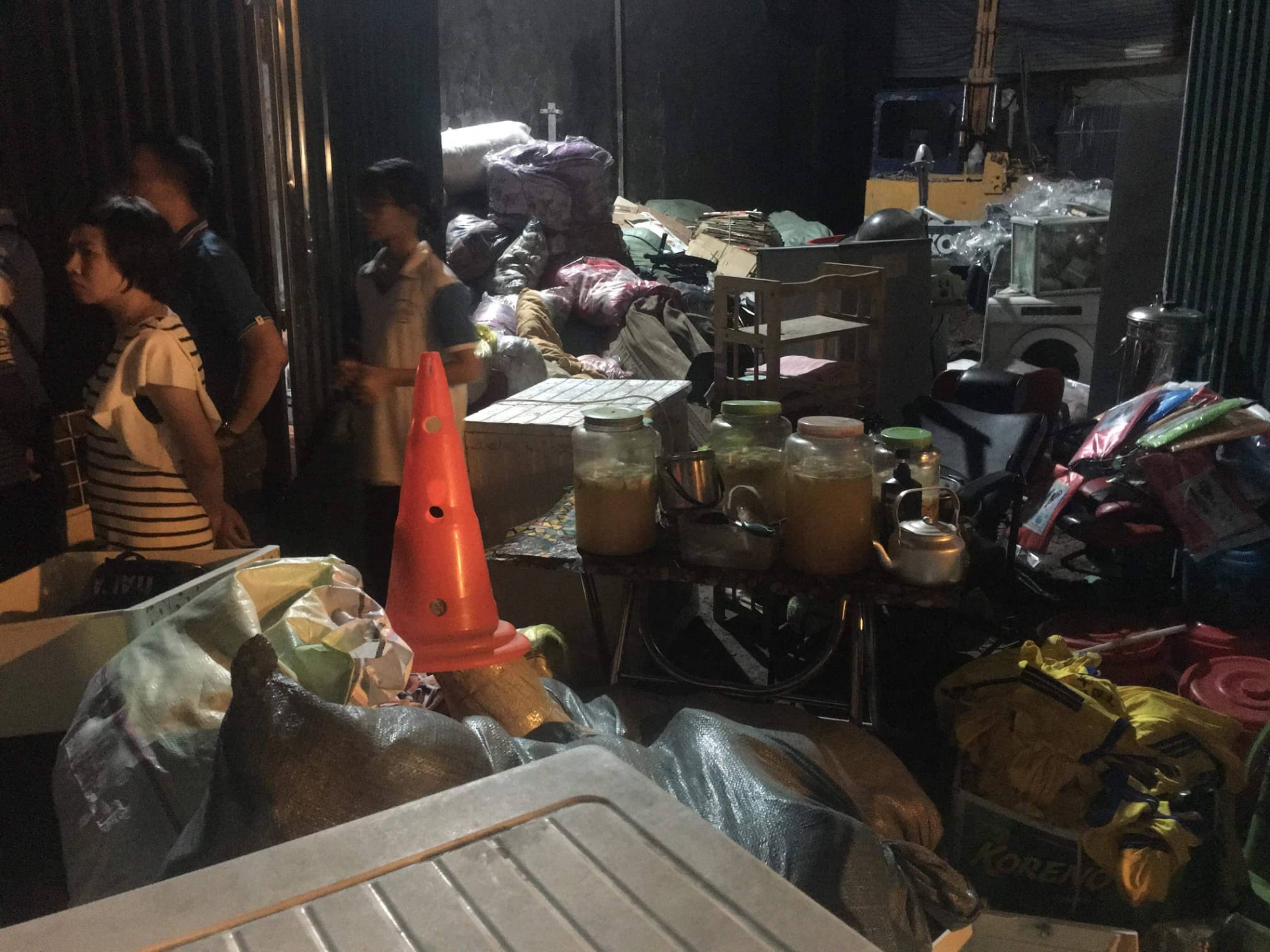 Cháy Công ty phích nước Rạng Đông: Người dân hoảng loạn di dời đồ đạc trong đêm chay cong ty nuoc rang dong nguoi dan hoang loan di doi do dac trong dem