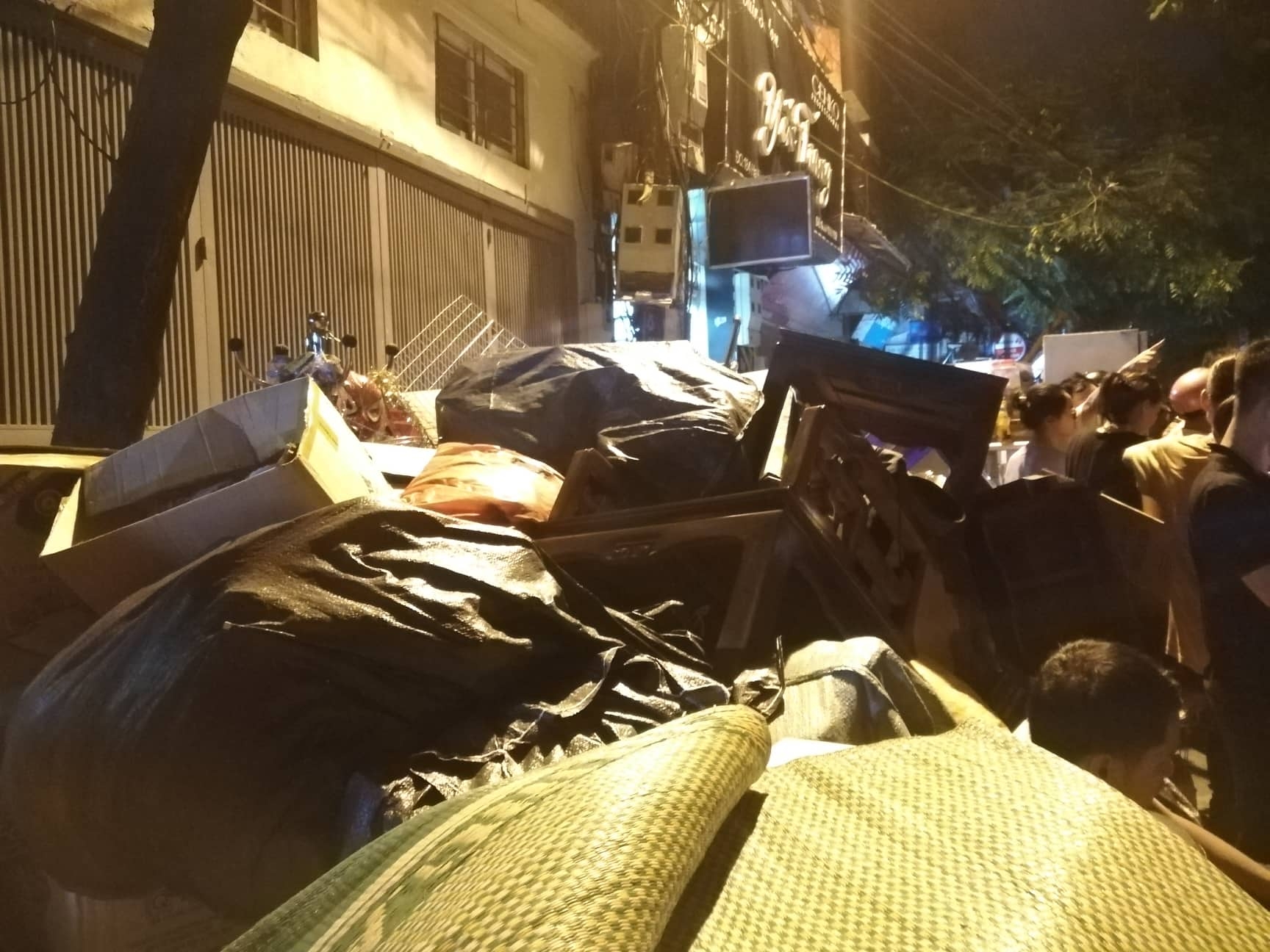 Cháy Công ty phích nước Rạng Đông: Người dân hoảng loạn di dời đồ đạc trong đêm chay cong ty nuoc rang dong nguoi dan hoang loan di doi do dac trong dem