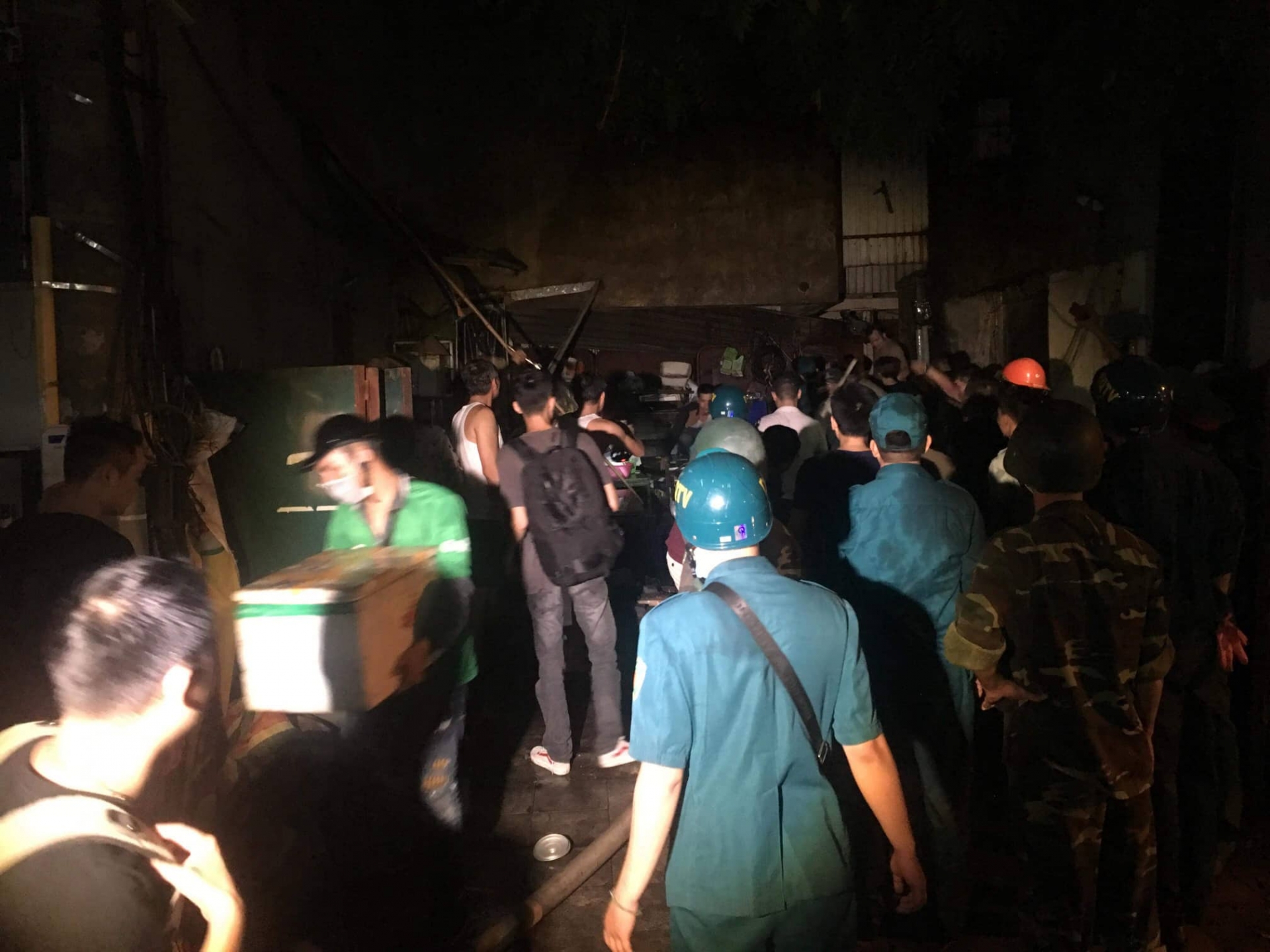 Cháy Công ty phích nước Rạng Đông: Người dân hoảng loạn di dời đồ đạc trong đêm chay cong ty nuoc rang dong nguoi dan hoang loan di doi do dac trong dem