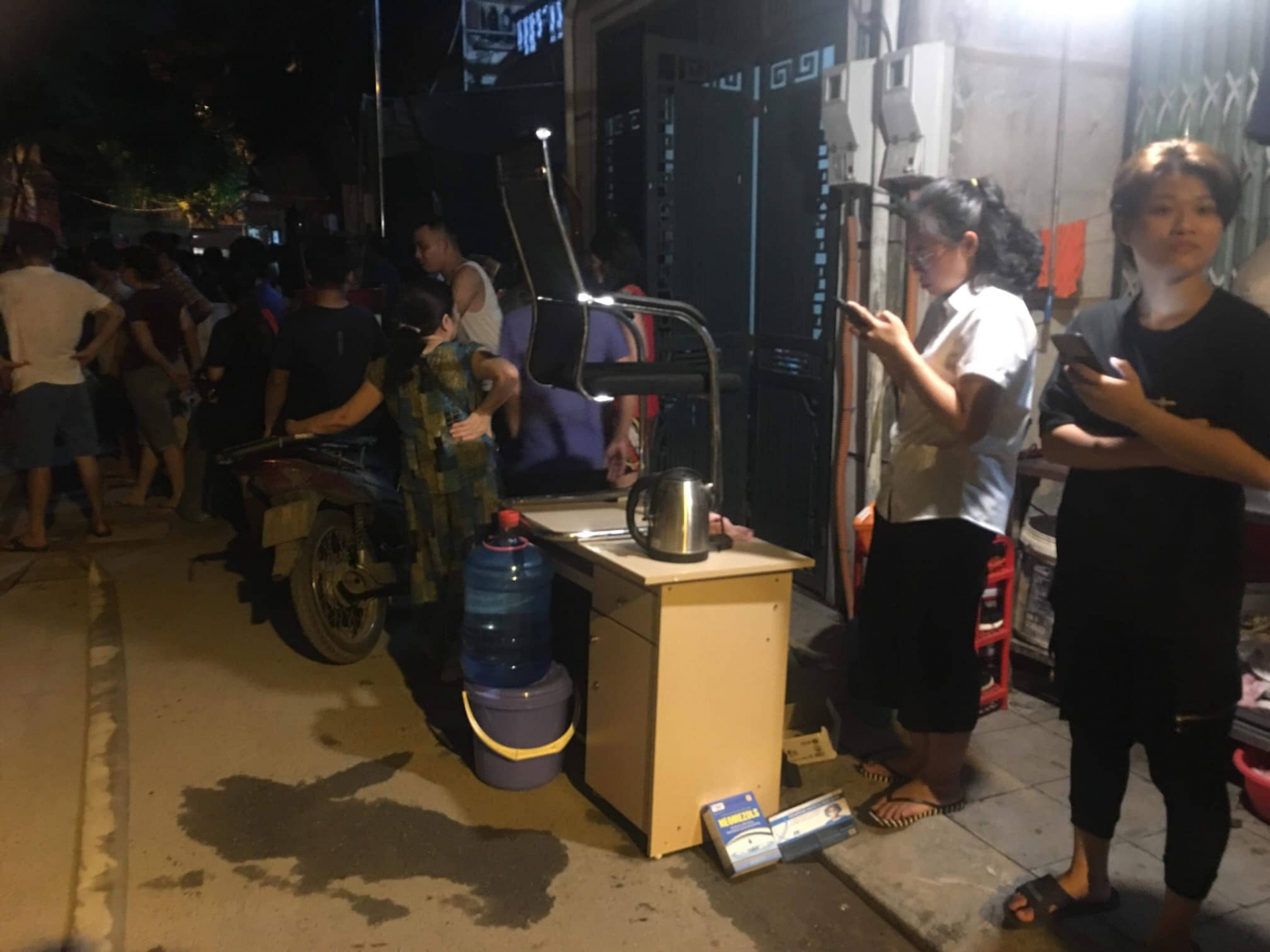 Cháy Công ty phích nước Rạng Đông: Người dân hoảng loạn di dời đồ đạc trong đêm chay cong ty nuoc rang dong nguoi dan hoang loan di doi do dac trong dem