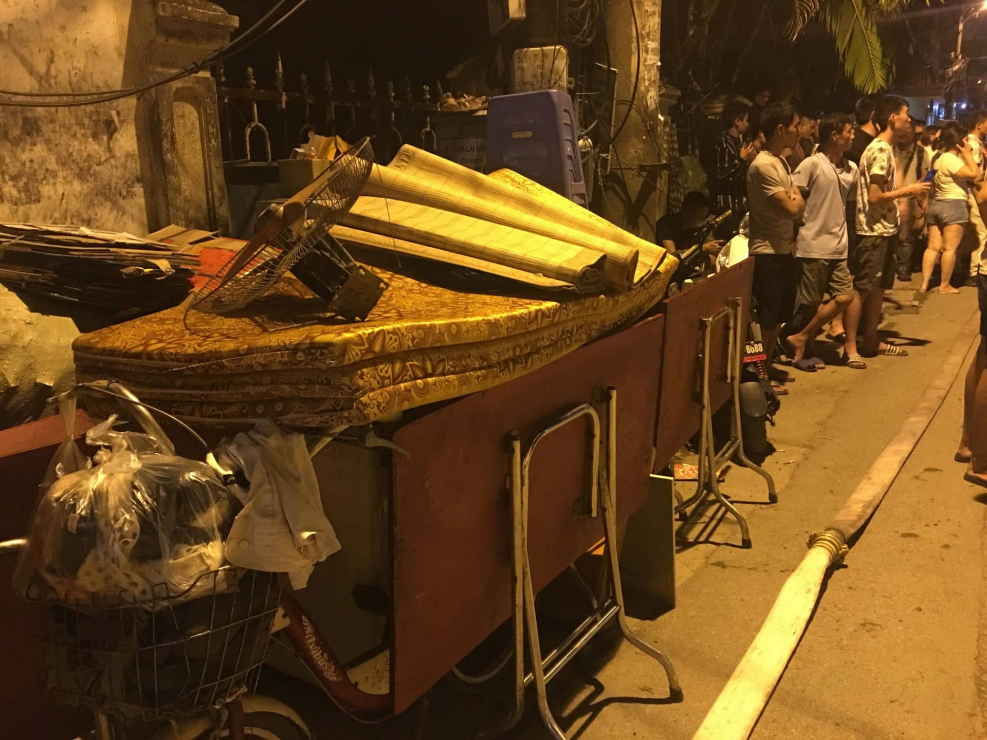 Cháy Công ty phích nước Rạng Đông: Người dân hoảng loạn di dời đồ đạc trong đêm chay cong ty nuoc rang dong nguoi dan hoang loan di doi do dac trong dem