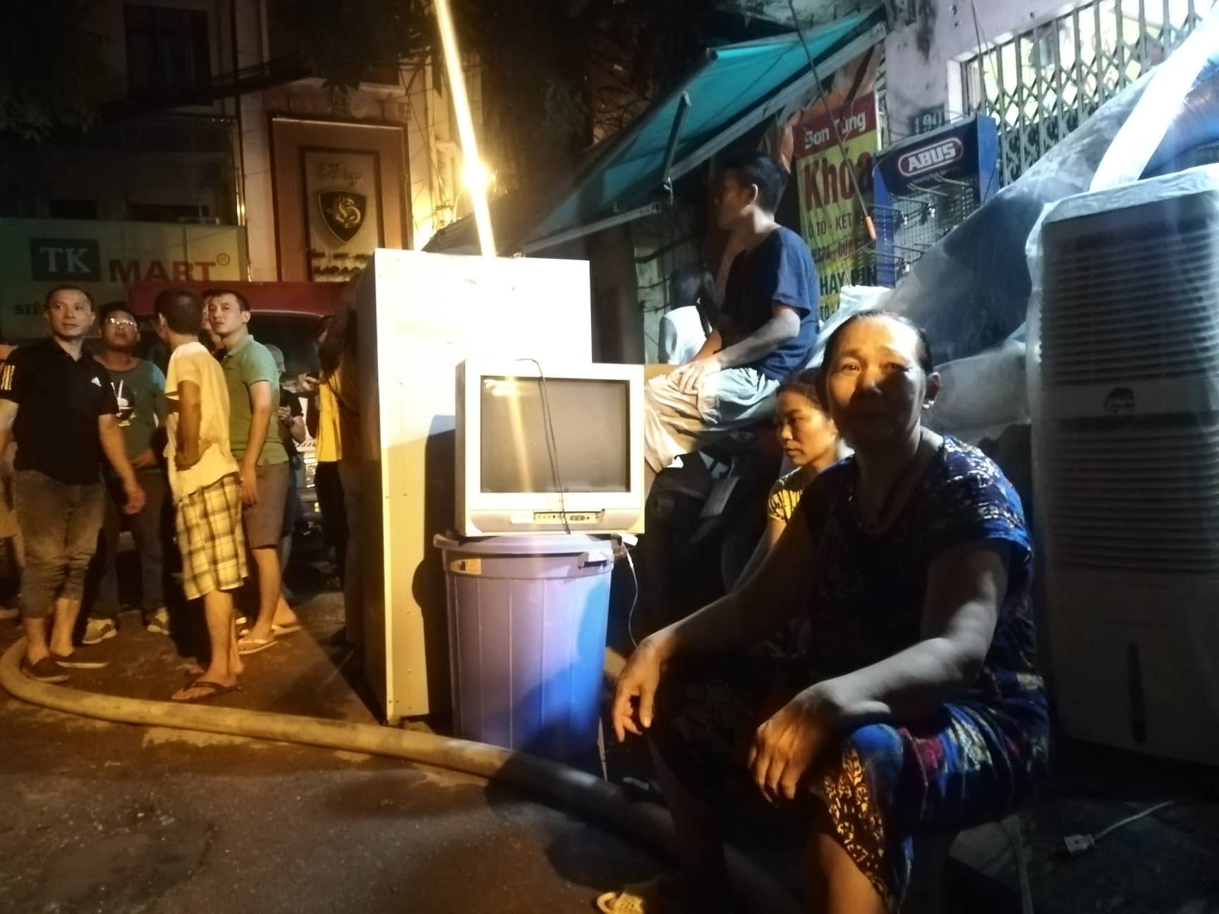 Cháy Công ty phích nước Rạng Đông: Người dân hoảng loạn di dời đồ đạc trong đêm chay cong ty nuoc rang dong nguoi dan hoang loan di doi do dac trong dem