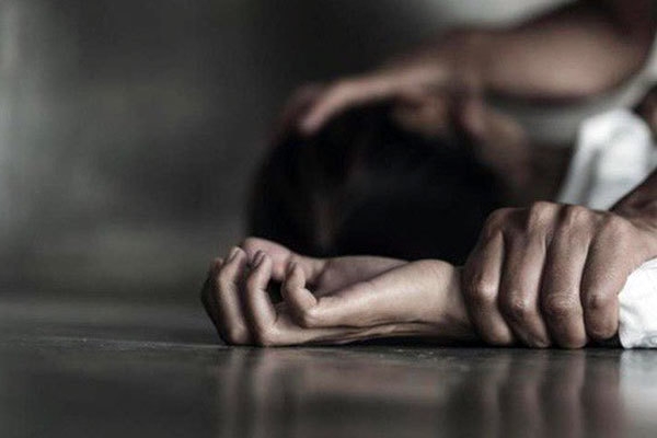 Uống rượu say khi đi dự sinh nhật, bé gái 14 tuổi bị 4 thanh niên hãm hiếp uong ruou say khi di du sinh nhat be gai 14 tuoi bi 4 thanh nien thay nhau hiep dam