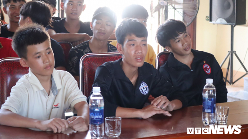 Vụ chìm tàu ở Quảng Bình: Thuyền viên đoàn tụ gia đình trong nước mắt vu chim tau o quang binh thuyen vien doan tu gia dinh trong nuoc mat