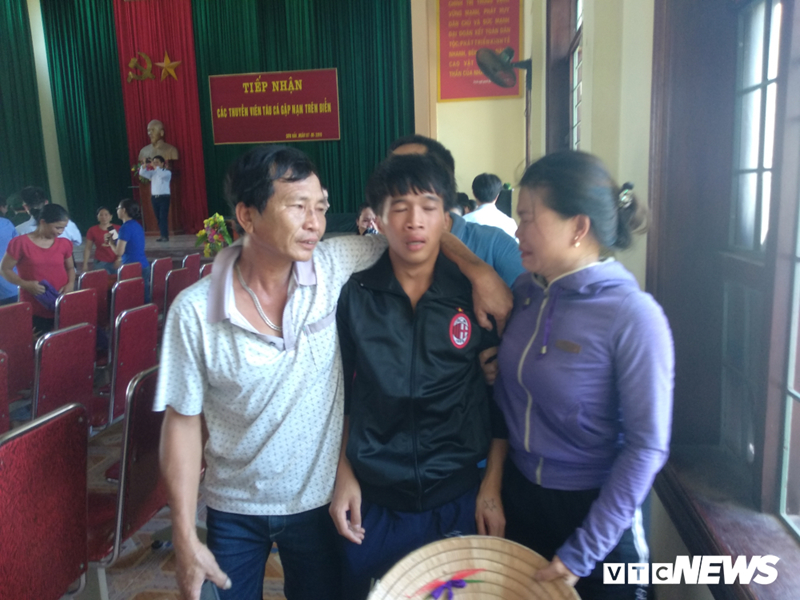 Vụ chìm tàu ở Quảng Bình: Thuyền viên đoàn tụ gia đình trong nước mắt vu chim tau o quang binh thuyen vien doan tu gia dinh trong nuoc mat