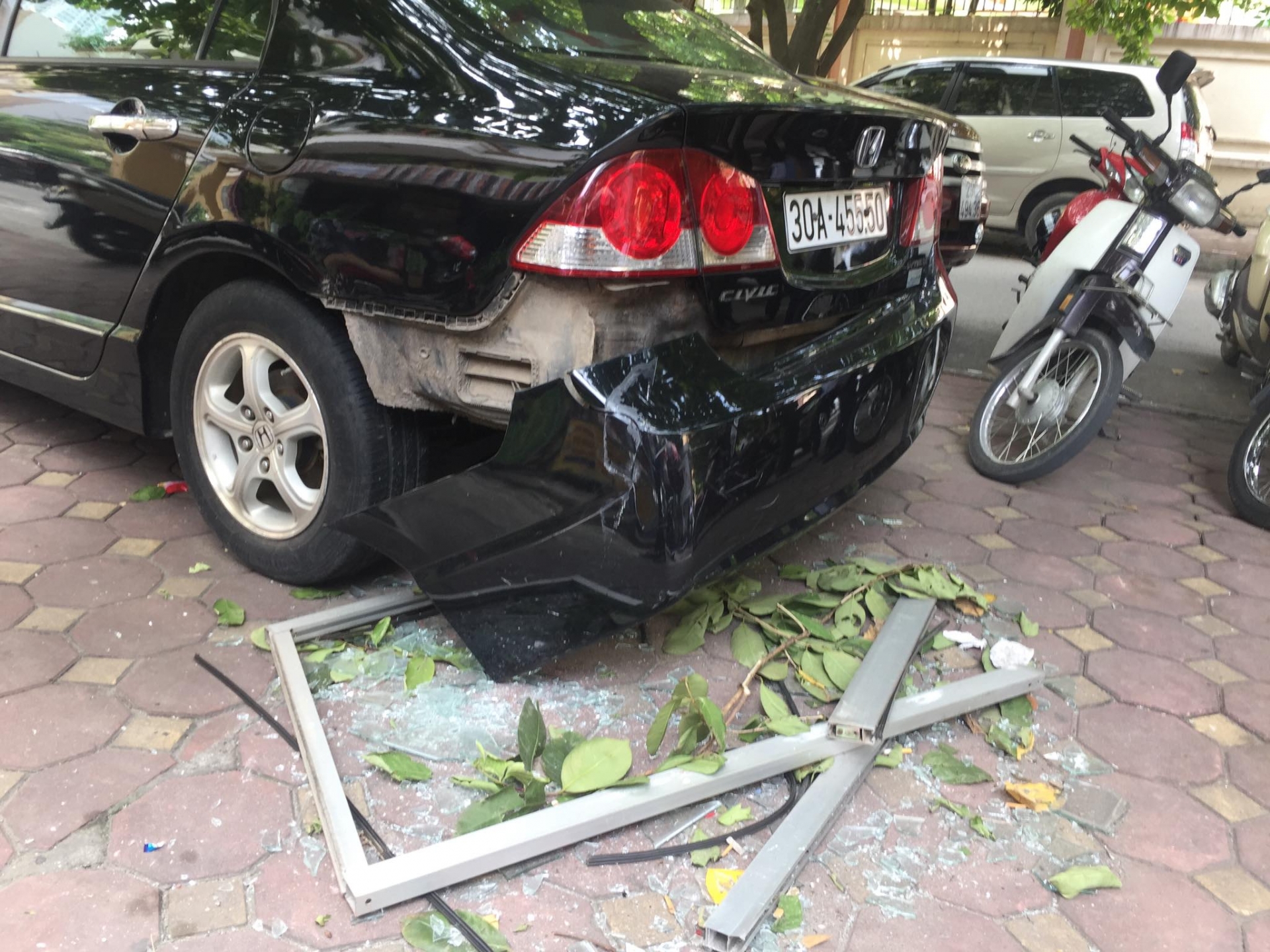 Cửa kính chung cư rơi trúng ô tô, nhiều người uống trà đá may mắn thoát nạn cua kinh chung cu roi trung o to nhieu nguoi uong tra da may man thoat nan