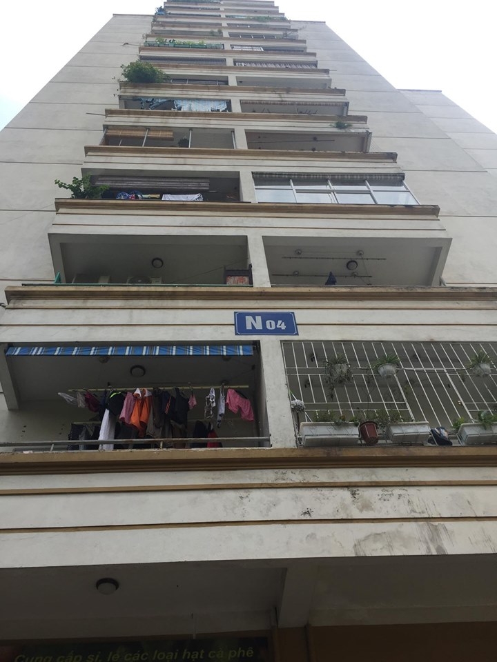 Cửa kính chung cư rơi trúng ô tô, nhiều người uống trà đá may mắn thoát nạn cua kinh chung cu roi trung o to nhieu nguoi uong tra da may man thoat nan