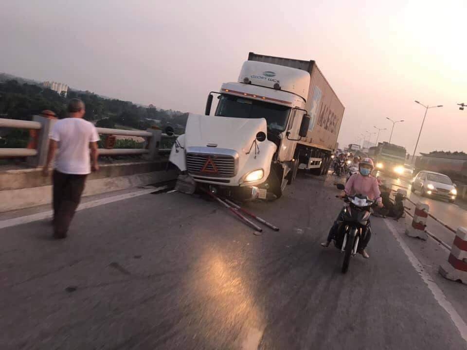 Container mất lái trên cầu Thanh Trì, hất văng 1 người xuống sông container mat lai tren cau thanh tri hat vang 1 nguoi xuong song
