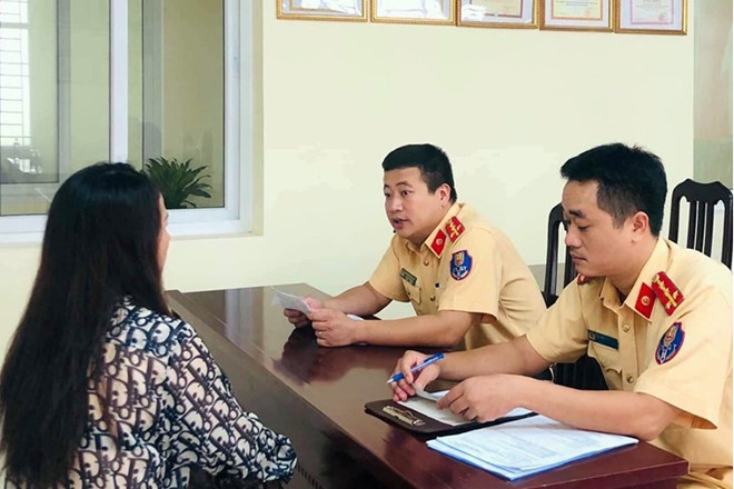Không nhường đường xe ưu tiên, nữ tài xế bị phạt 2,5 triệu đồng khong nhuong duong xe uu tien nu tai xe bi phat 25 trieu dong