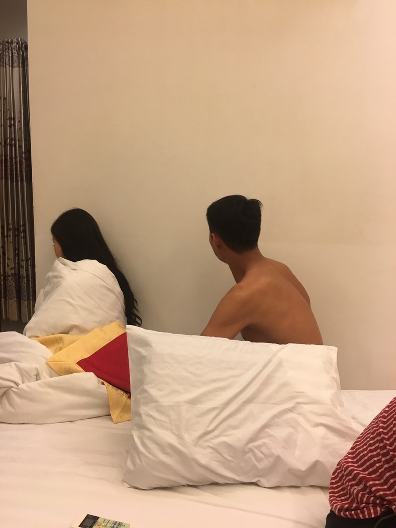 Bắt quả tang 2 "kiều nữ" quán karaoke bán dâm 4 triệu đồng/lượt bat qua tang 2 hot girl quan karaoke ban dam 4 trieu dongluot