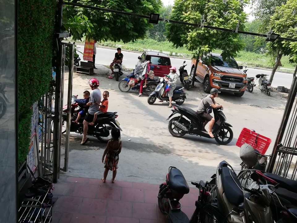 Vụ bé trai 3 tuổi ở Bắc Ninh bị bỏ quên trên xe đưa đón: Phụ huynh bàng hoàng nghe tin vu be trai 3 tuoi o bac ninh bi bo quen tren xe dua don phu huynh bang hoang nghe tin
