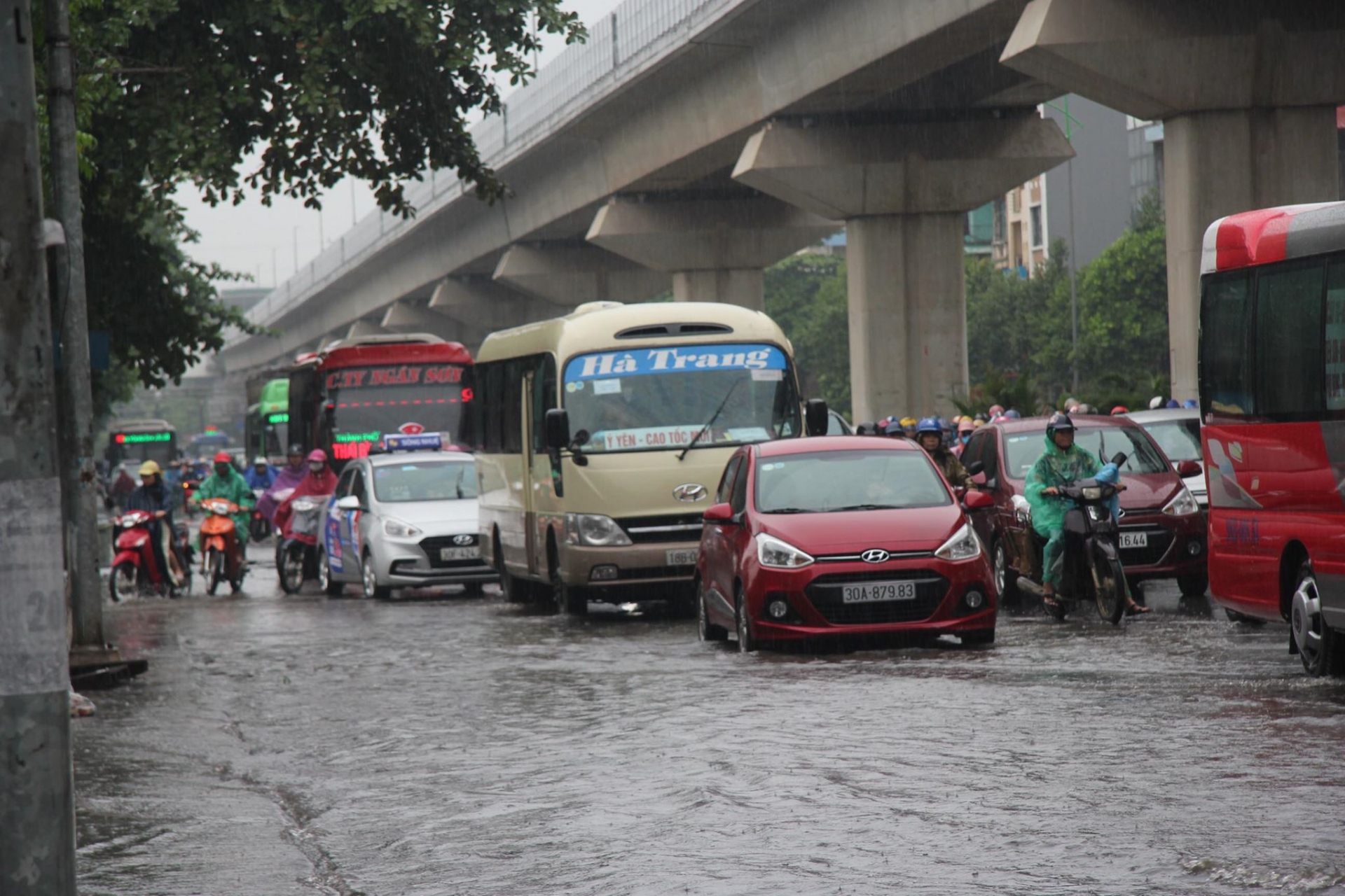 Gió mùa về, Hà Nội mưa như trút nước gio mua ve ha noi mua nhu trut nuoc
