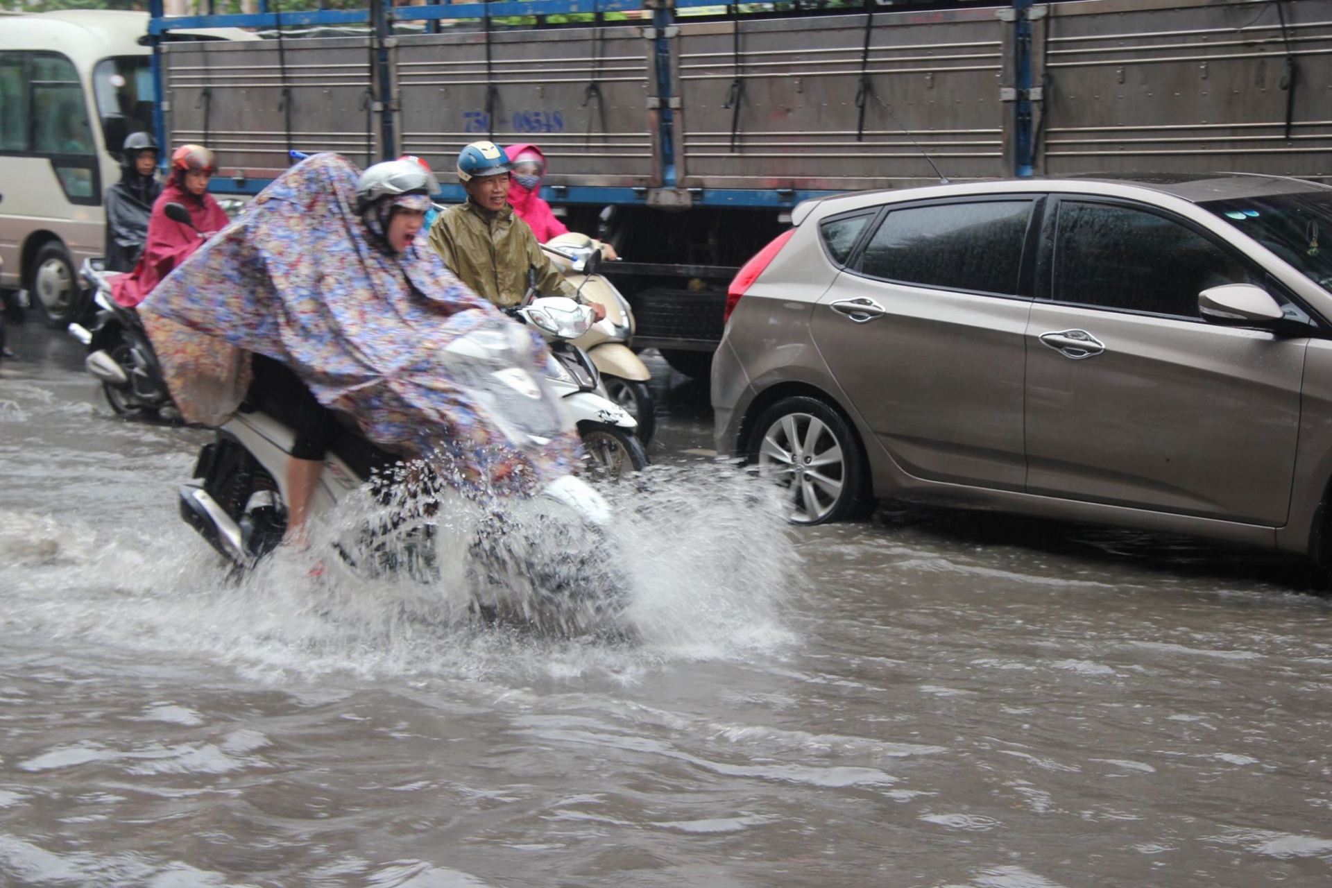Gió mùa về, Hà Nội mưa như trút nước gio mua ve ha noi mua nhu trut nuoc