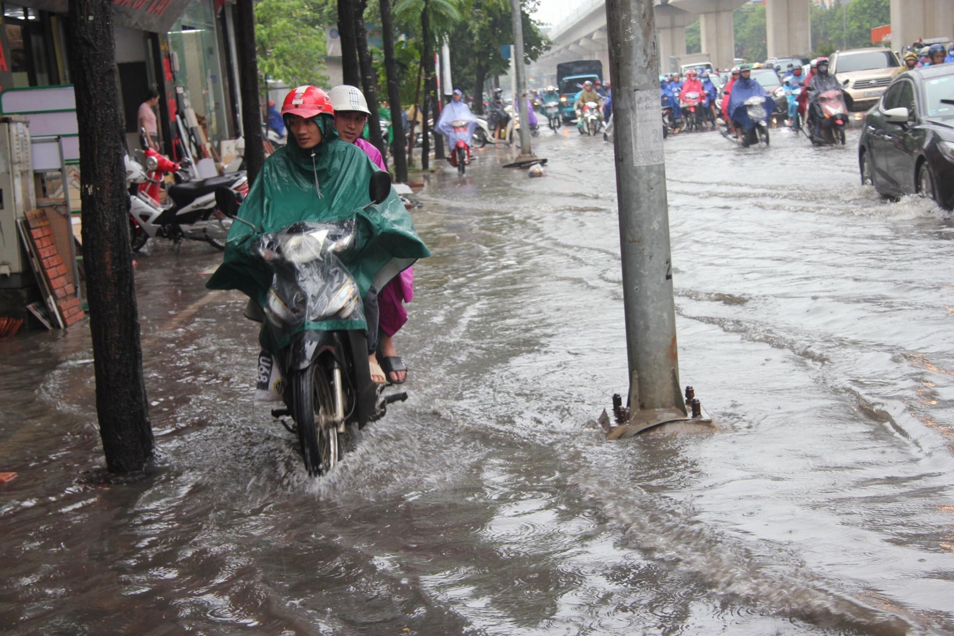 Gió mùa về, Hà Nội mưa như trút nước gio mua ve ha noi mua nhu trut nuoc