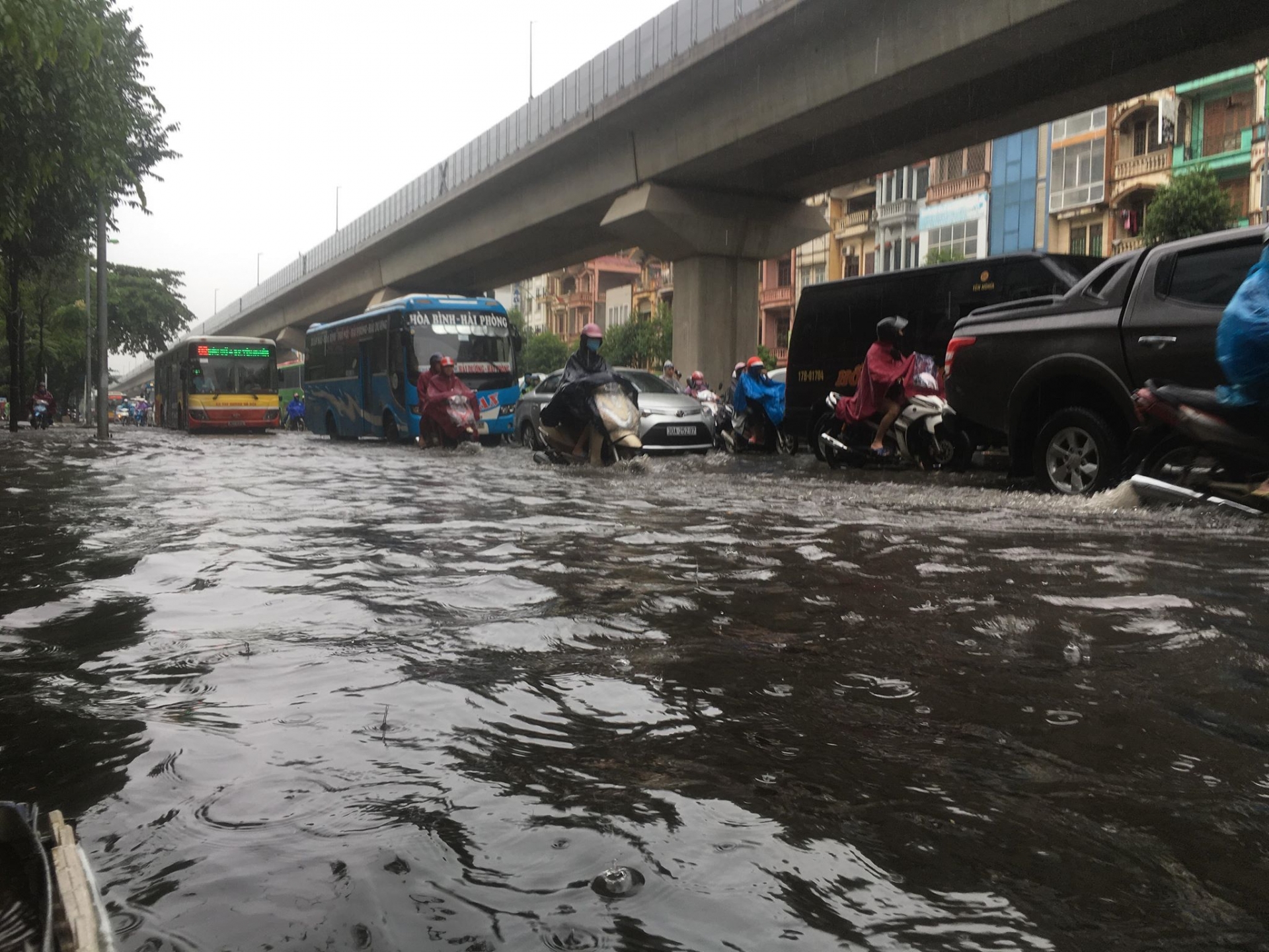 Gió mùa về, Hà Nội mưa như trút nước gio mua ve ha noi mua nhu trut nuoc