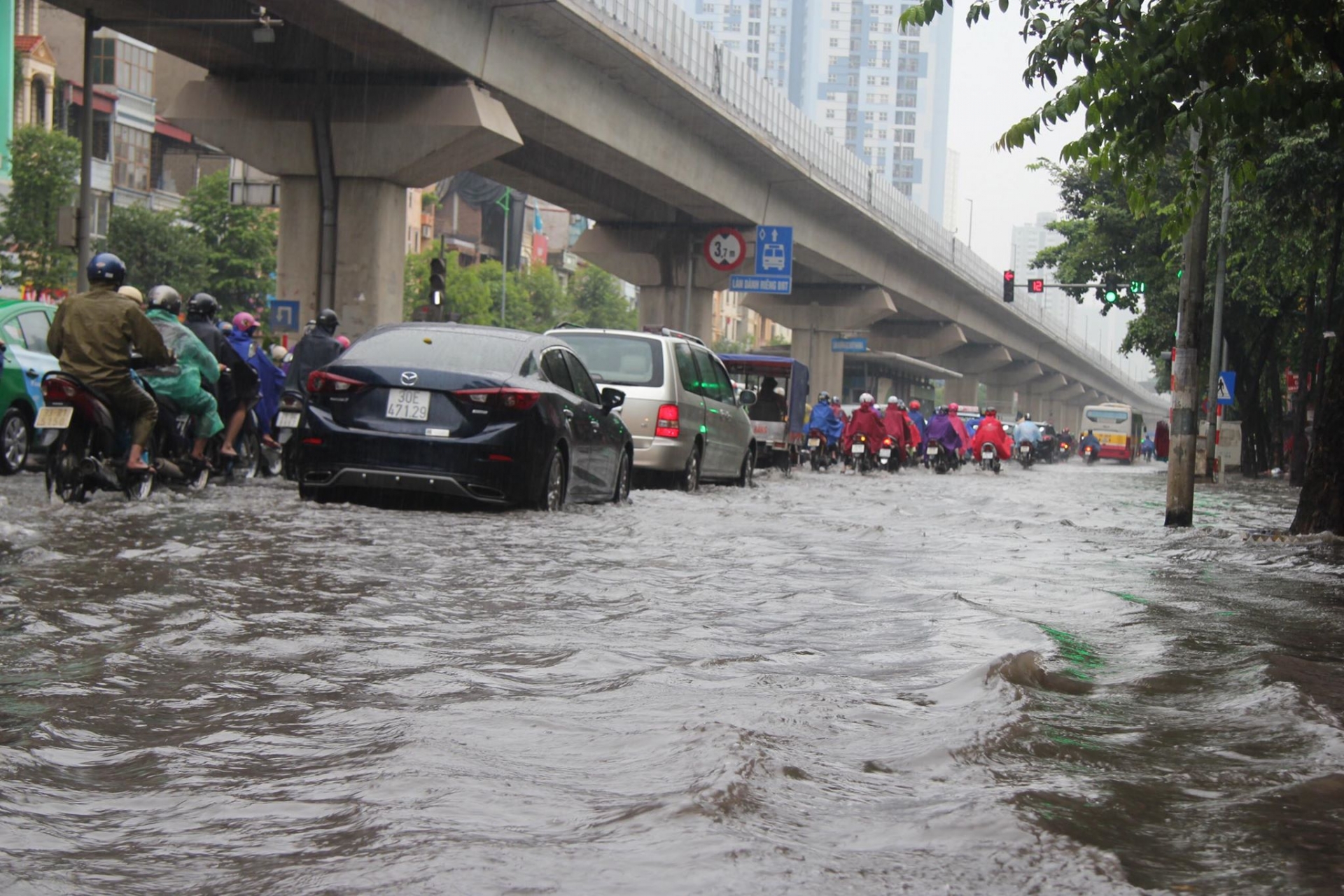 Gió mùa về, Hà Nội mưa như trút nước gio mua ve ha noi mua nhu trut nuoc