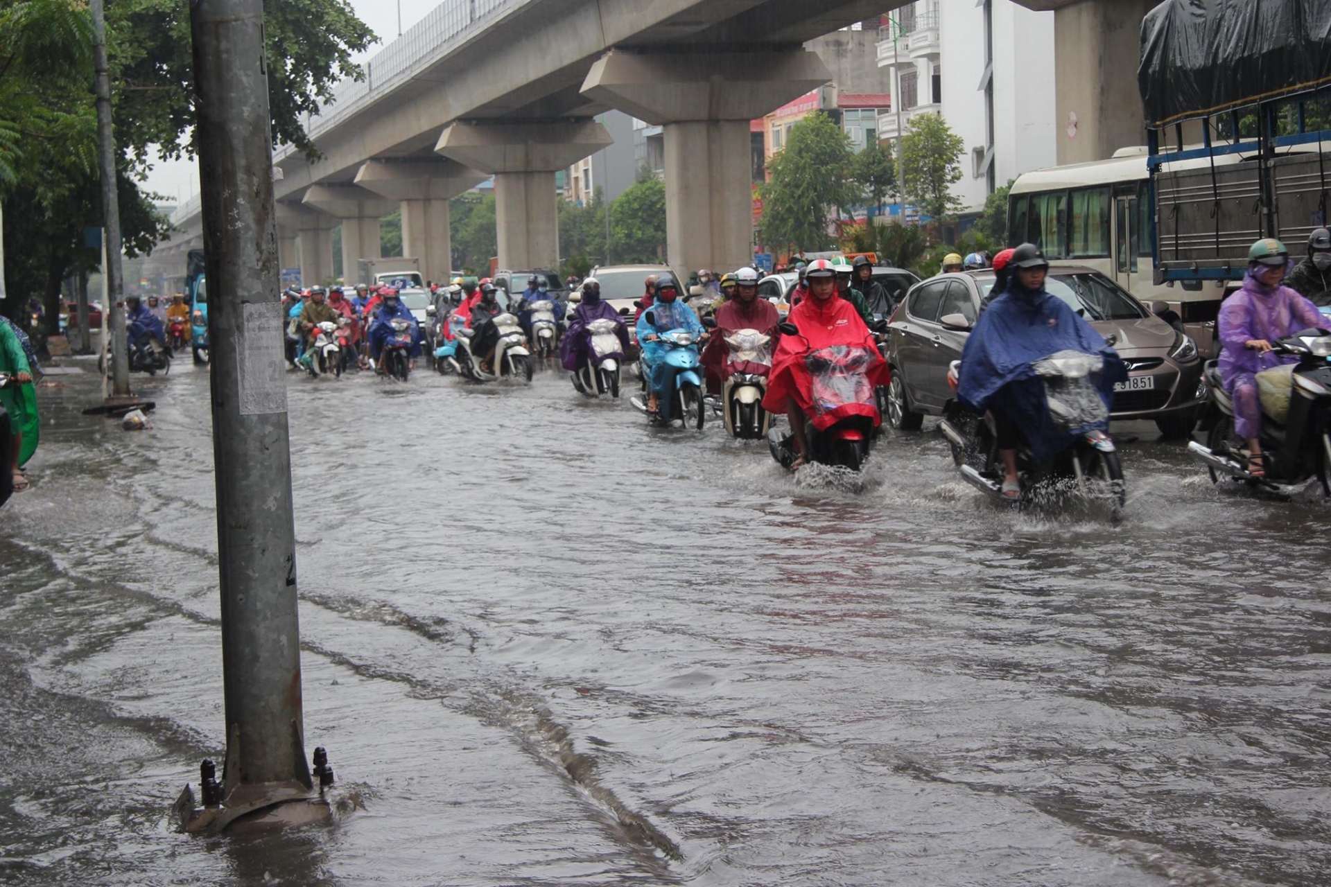 Gió mùa về, Hà Nội mưa như trút nước gio mua ve ha noi mua nhu trut nuoc