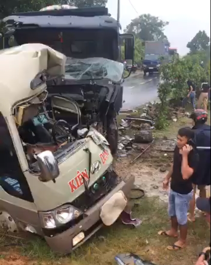 Xe ben đâm xe khách ở Dốc Thị (Phú Thọ), 6 người nhập viện phu tho xe ben dam xe khach 6 nguoi nhap vien cap cuu