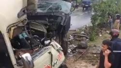 thung xe container roi de trung 2 nguoi di duong