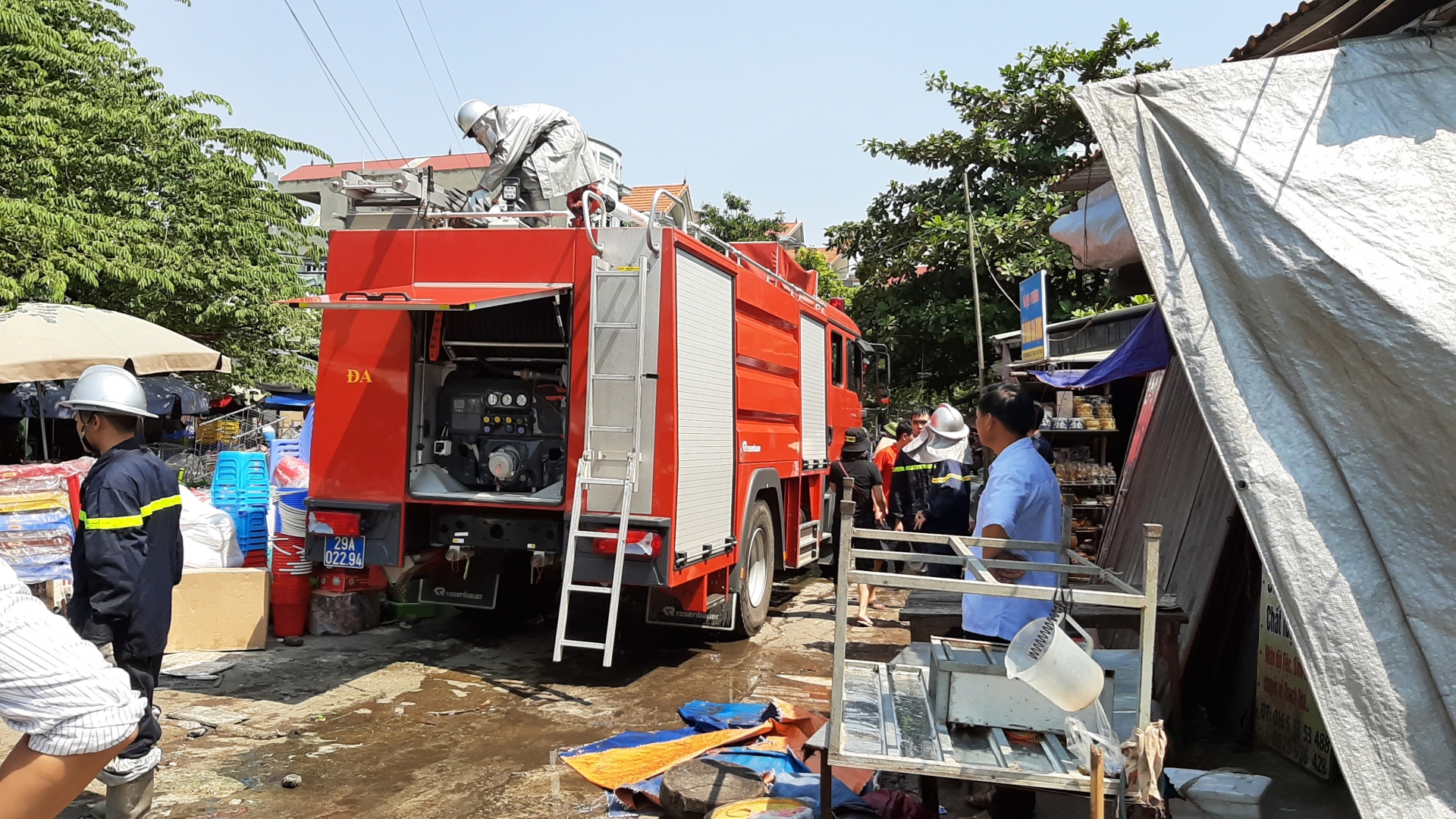 ha noi cho to dong anh chay du doi tieu thuong hot hoang om do bo chay