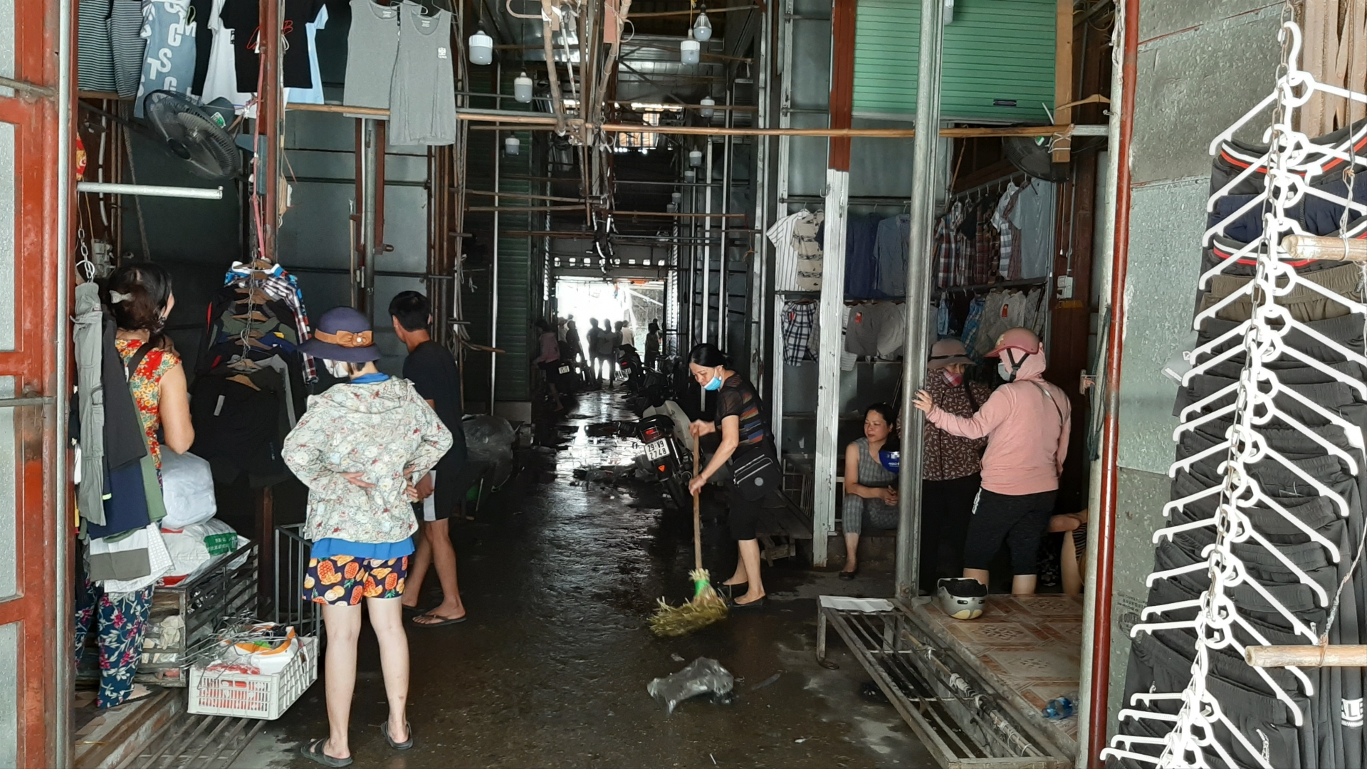 ha noi cho to dong anh chay du doi tieu thuong hot hoang om do bo chay