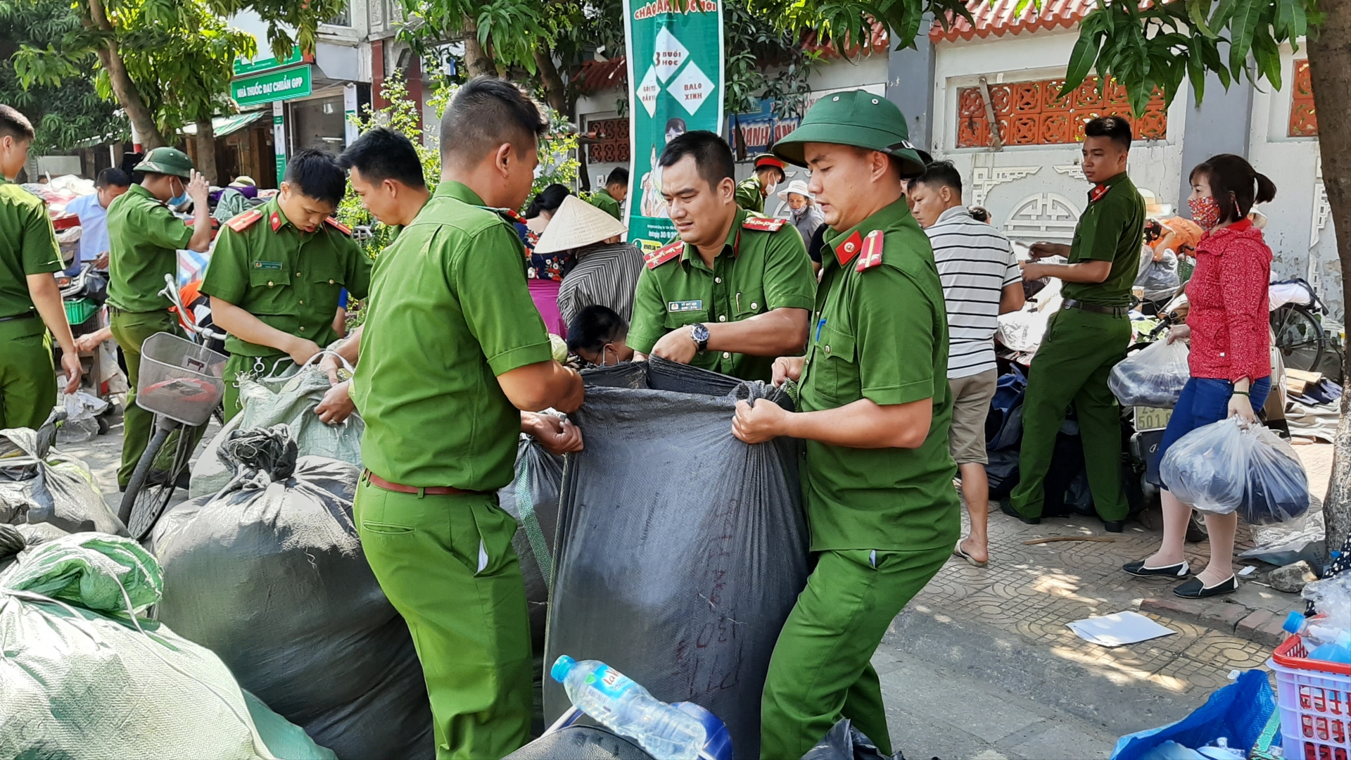 ha noi cho to dong anh chay du doi tieu thuong hot hoang om do bo chay