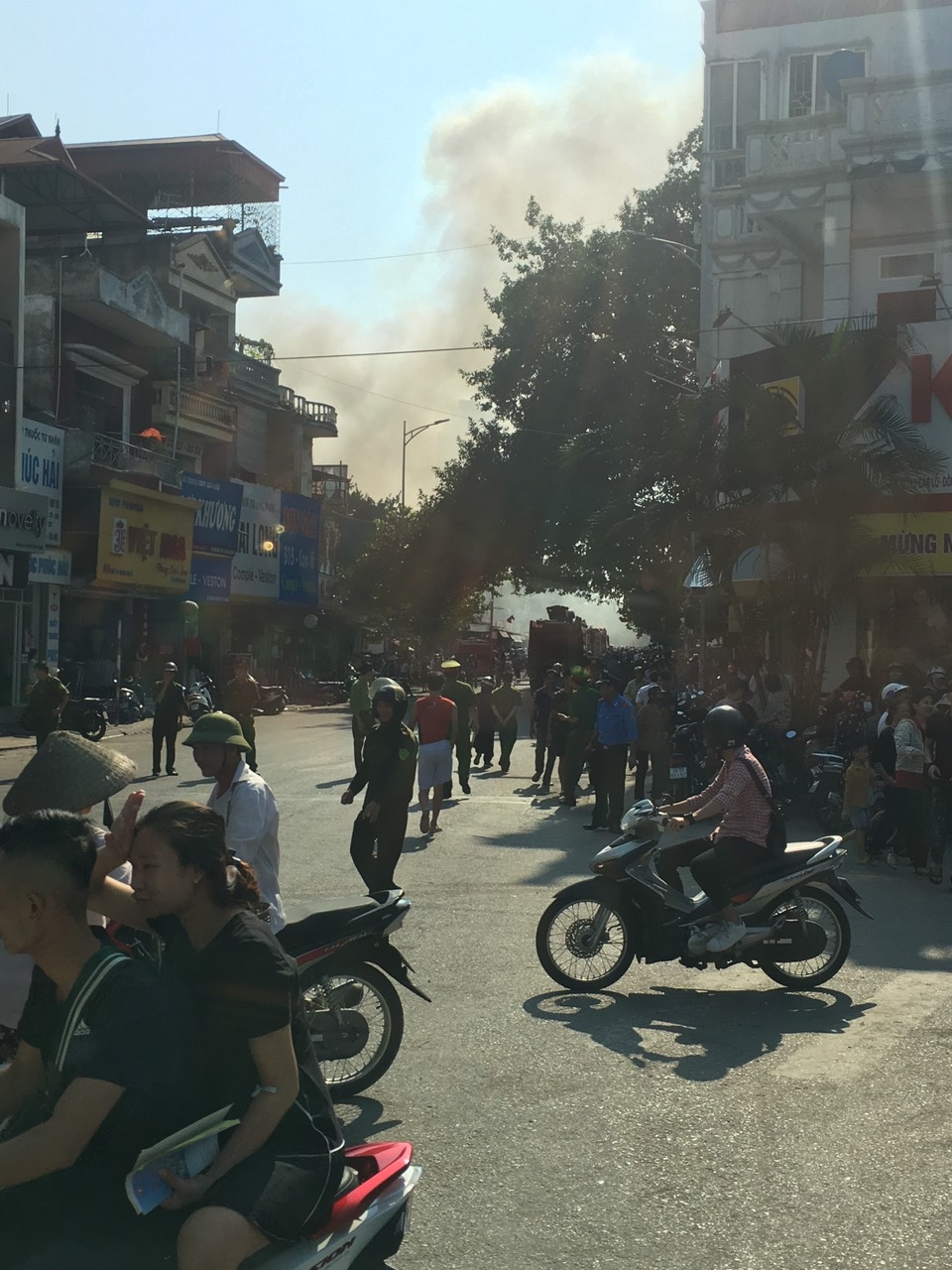 ha noi cho to dong anh chay du doi tieu thuong hot hoang om do bo chay