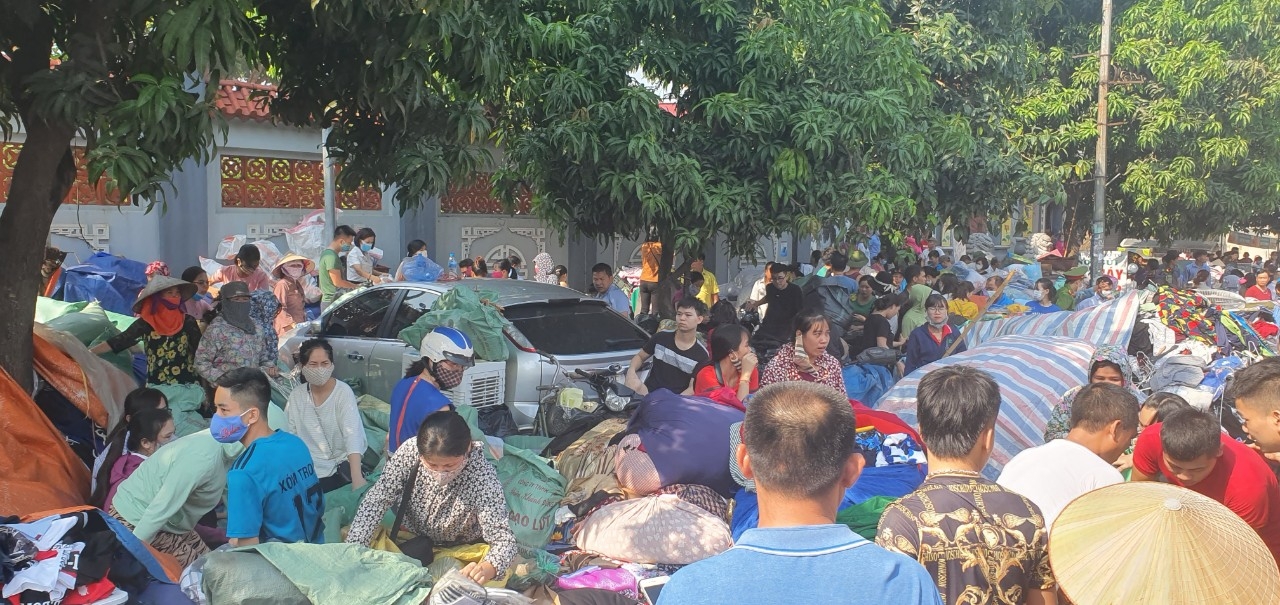 ha noi cho to dong anh chay du doi tieu thuong hot hoang om do bo chay