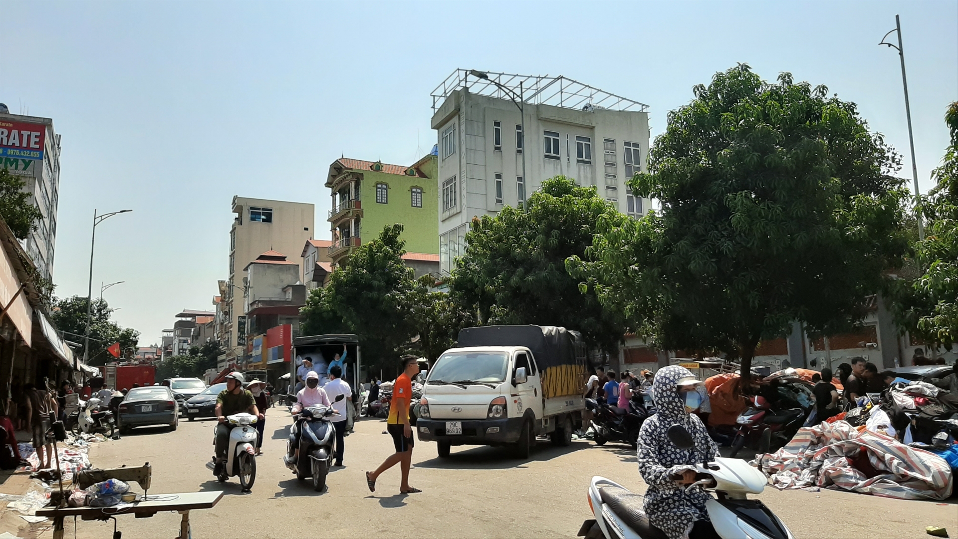 ha noi cho to dong anh chay du doi tieu thuong hot hoang om do bo chay