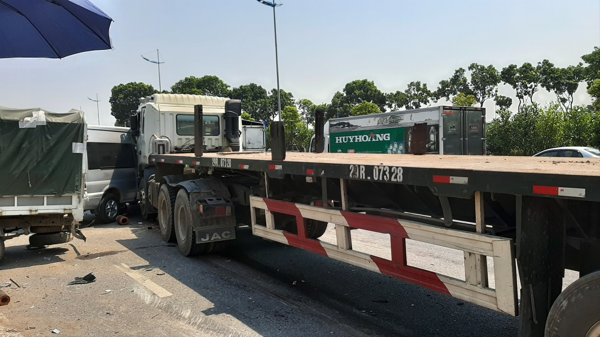 Container húc văng 3 xe ô tô dừng đèn đỏ, 3 người bị thương container huc vang 3 xe o to dung den do 3 nguoi bi thuong