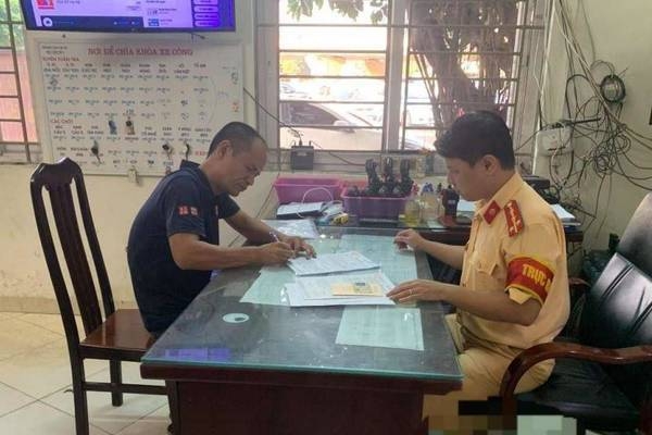 Tài xế không nhường đường cho xe cứu hỏa bị phạt 2,5 triệu đồng tai xe khong nhuong duong cho xe cuu hoa bi phat 25 trieu dong