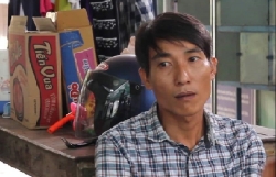 video phan no giup viec cam chan be gai hon 1 tuoi doc nguoc nem xuong giuong vi khong chiu ngu