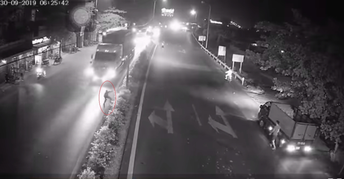 Clip: Bị vấp ngã khi sang đường, người đàn ông bị container húc văng clip bi vap nga khi sang duong nguoi dan ong bi container huc vang