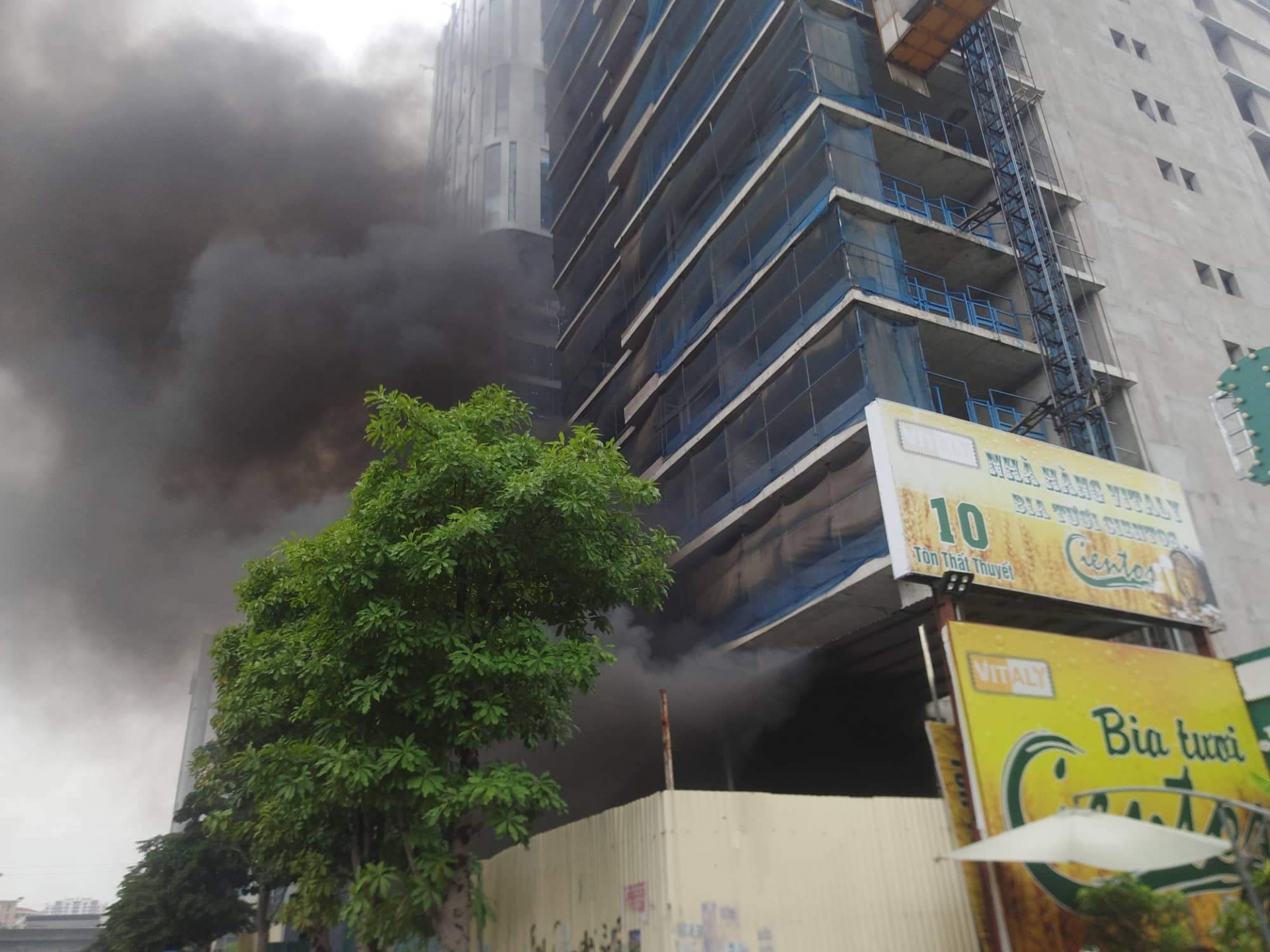 chung cu cao cap qms tower chay lon nhieu cong nhan so hai chay ra ngoai