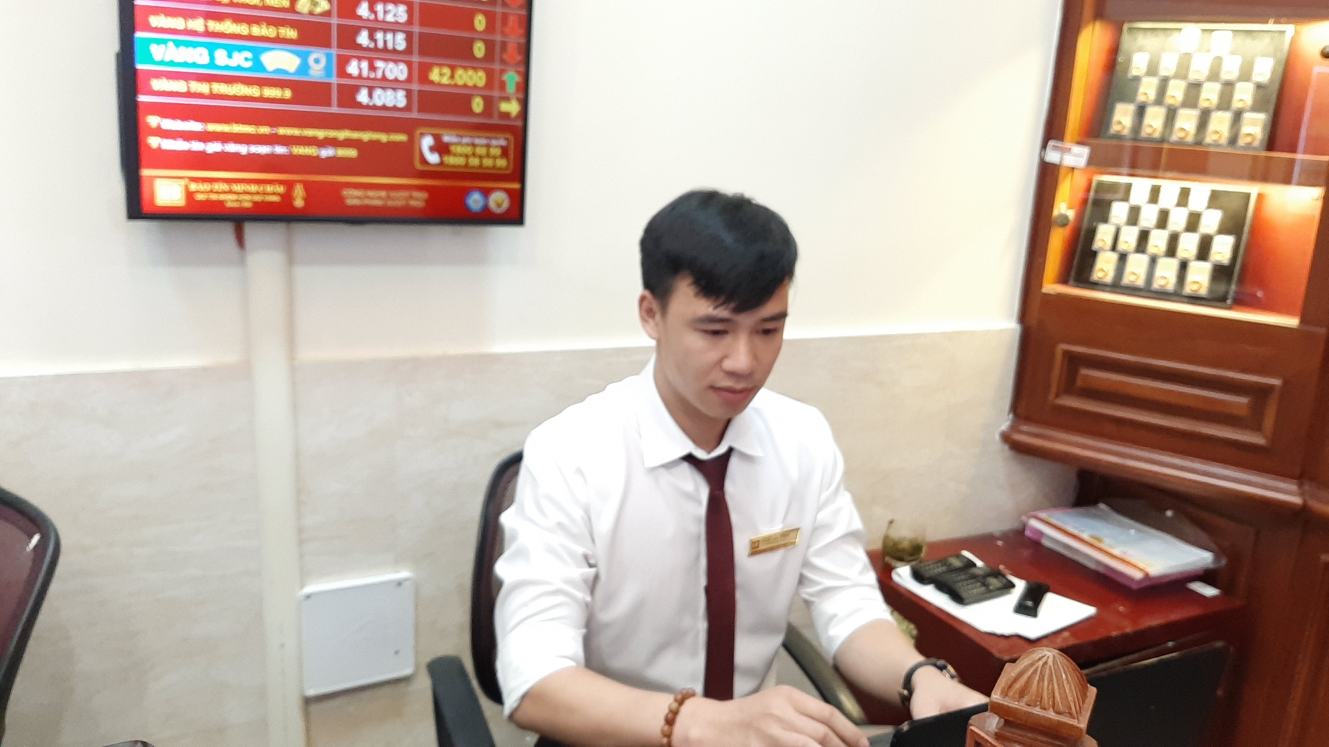 Giá vàng trồi sụt, nhà đầu tư tranh thủ "lướt sóng" gia vang dao chieu nguoi dan o at dau co