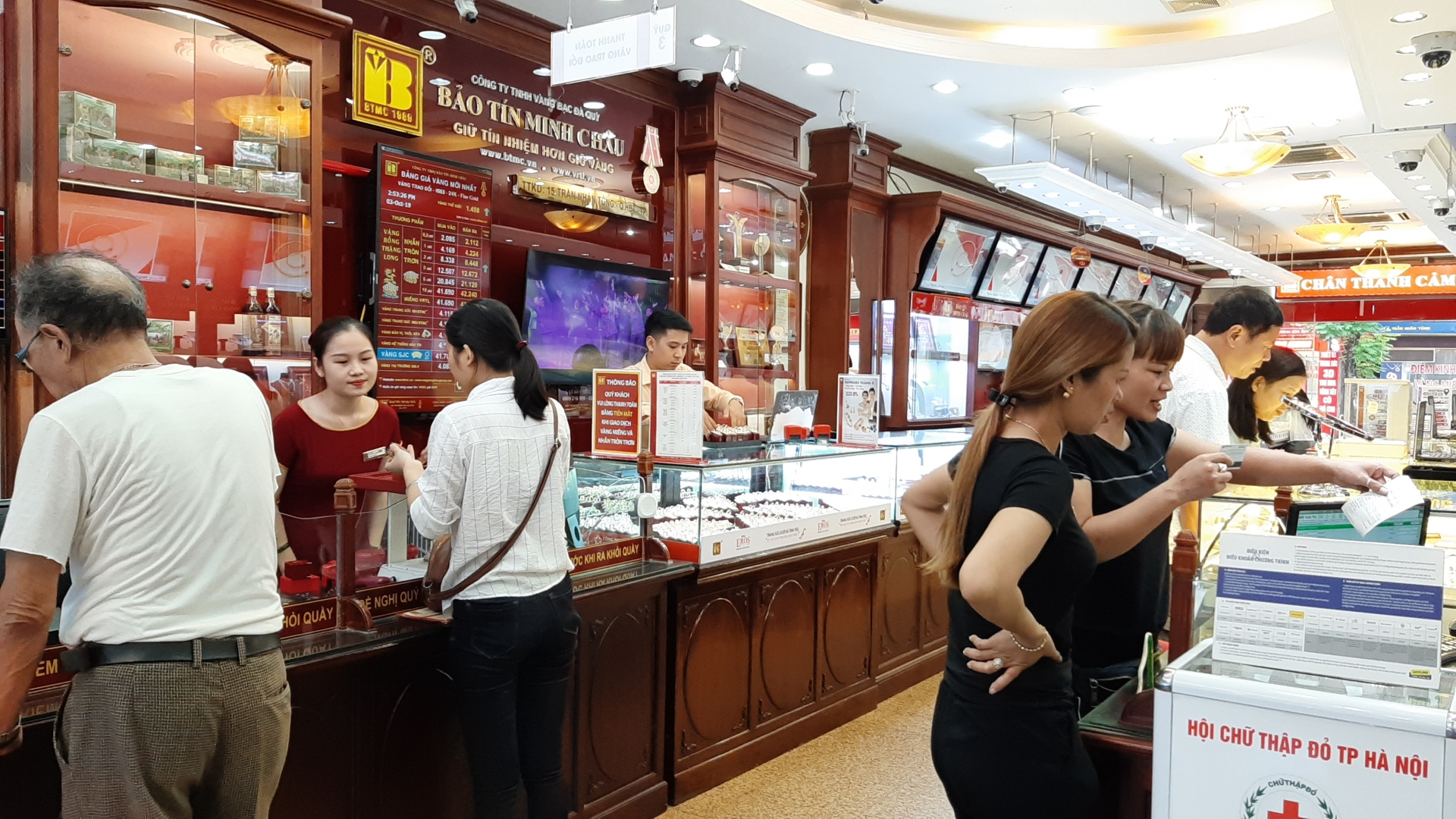 Giá vàng trồi sụt, nhà đầu tư tranh thủ "lướt sóng" gia vang dao chieu nguoi dan o at dau co
