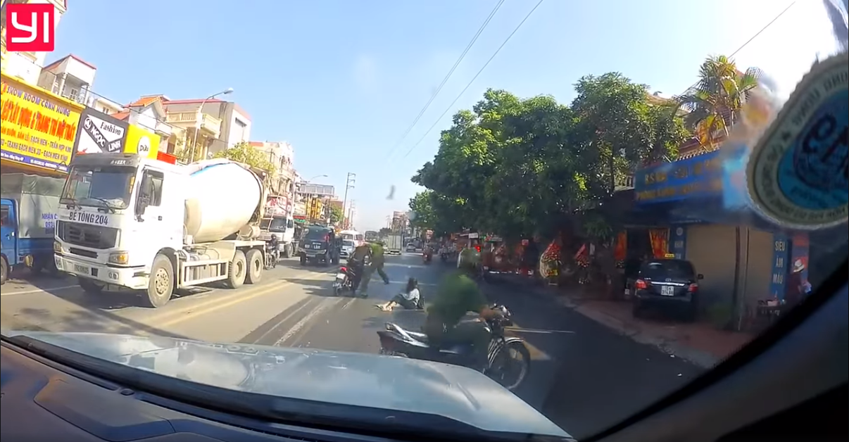 cong an hai phong len tieng vu chan xe may vi pham khien doi nam nu bi nga o quan toan
