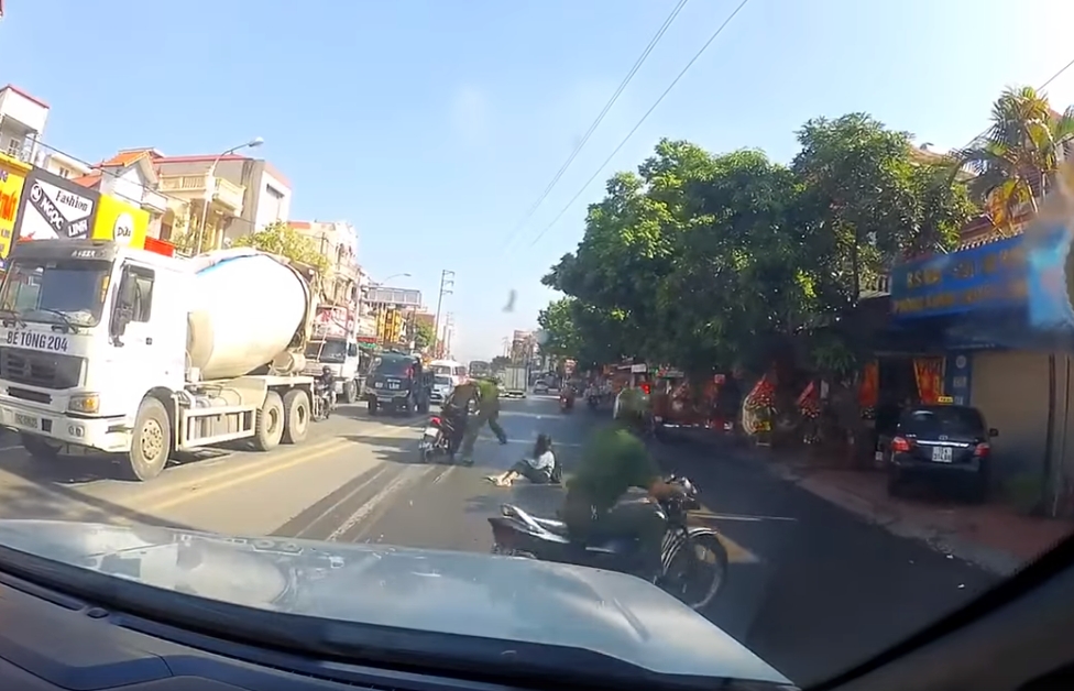 Công an Hải Phòng lên tiếng vụ chặn xe máy vi phạm khiến đôi nam nữ bị ngã