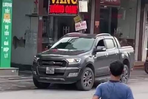 tai xe xe ban tai huc nga ten cuop tiem vang duoc thuong 10 trieu dong