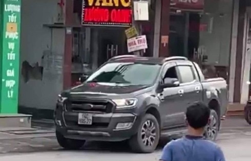 Tài xế xe bán tải húc ngã tên cướp tiệm vàng được thưởng 10 triệu đồng